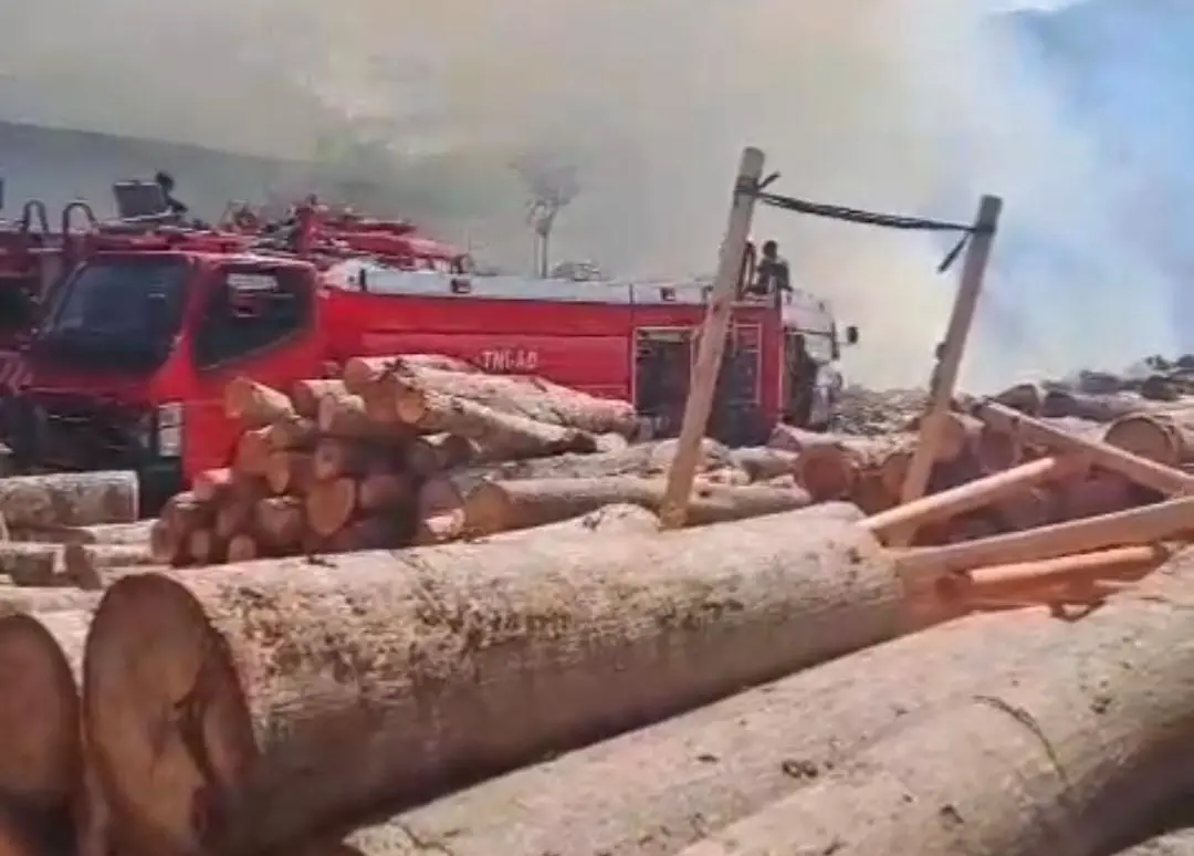 Damkar Pacitan masih berjibaku padamkan kebakaran. (FOTO: Tangkapan Layar)