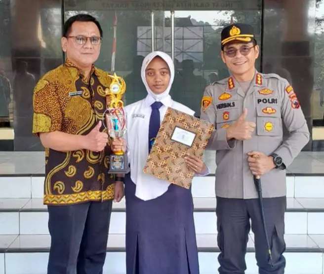 Kombes Pol Herbin, bersama Kepala SMPN 1 Borobudur, Miftah Habi Yuniarto, S. Pd., M.Pd dan Rizky Nur Afifah.