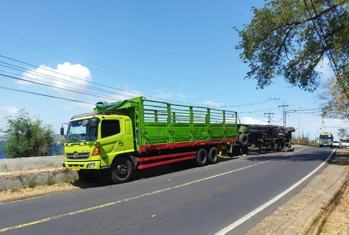 Pemindahan muatan tumpah ke tronton lain di jalan Nasional tepi Panti Watu Dodol. (FOTO : Satlantas Polresta Banyuwangi)