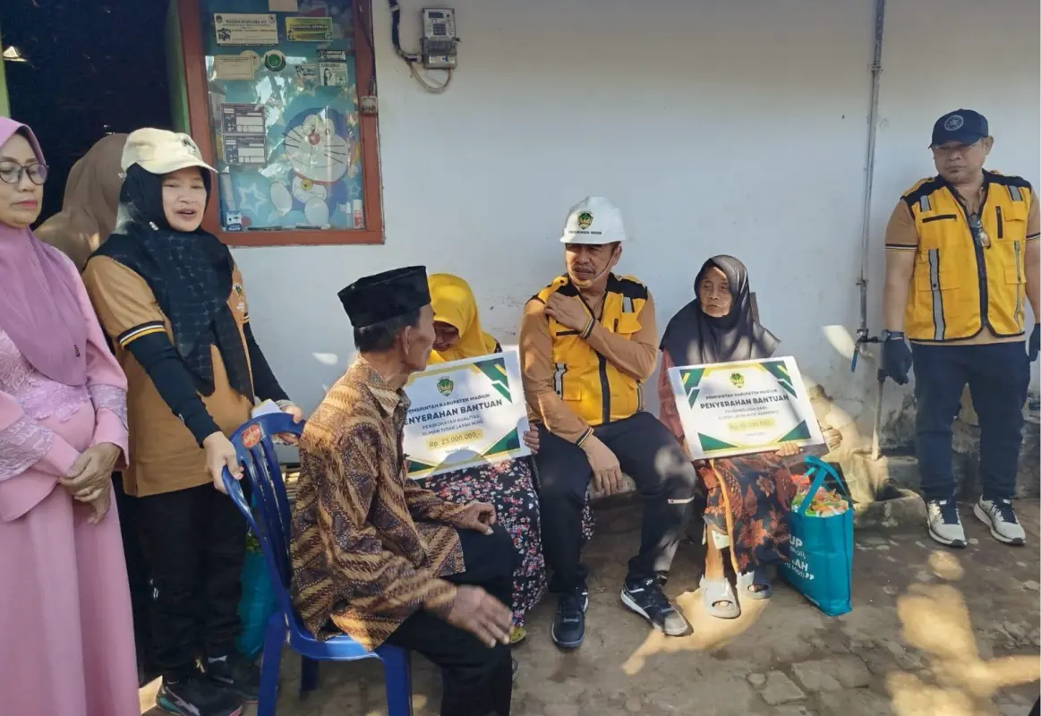 Warga Desa Dempelan menerima bantuan rehab RTLH yang diserahkan Bupati Madiun. (Foto: Yupi Apridayani/TIMESIndonesia)