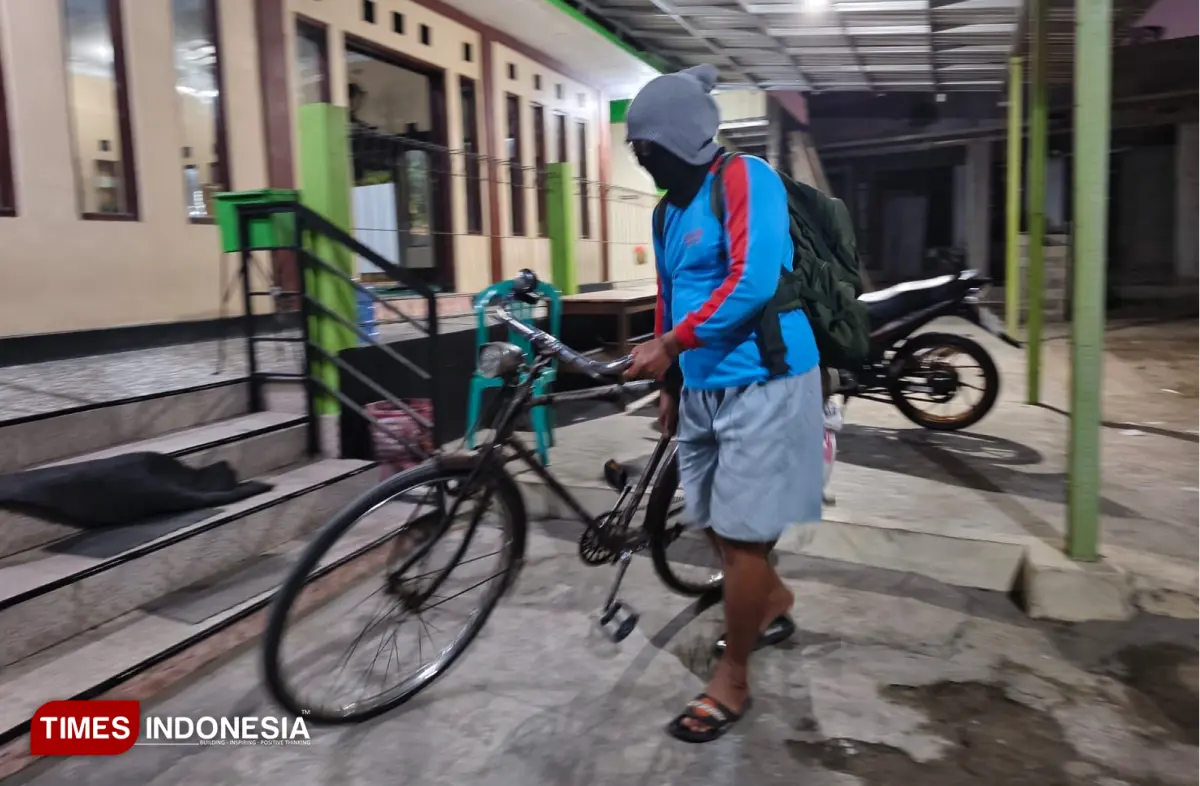 Widhi bersiap mengayuh ontel Gazelle miliknya menuju Tanah Jombang. (FOTO: Yusuf Arifai/TIMES Indonesia)