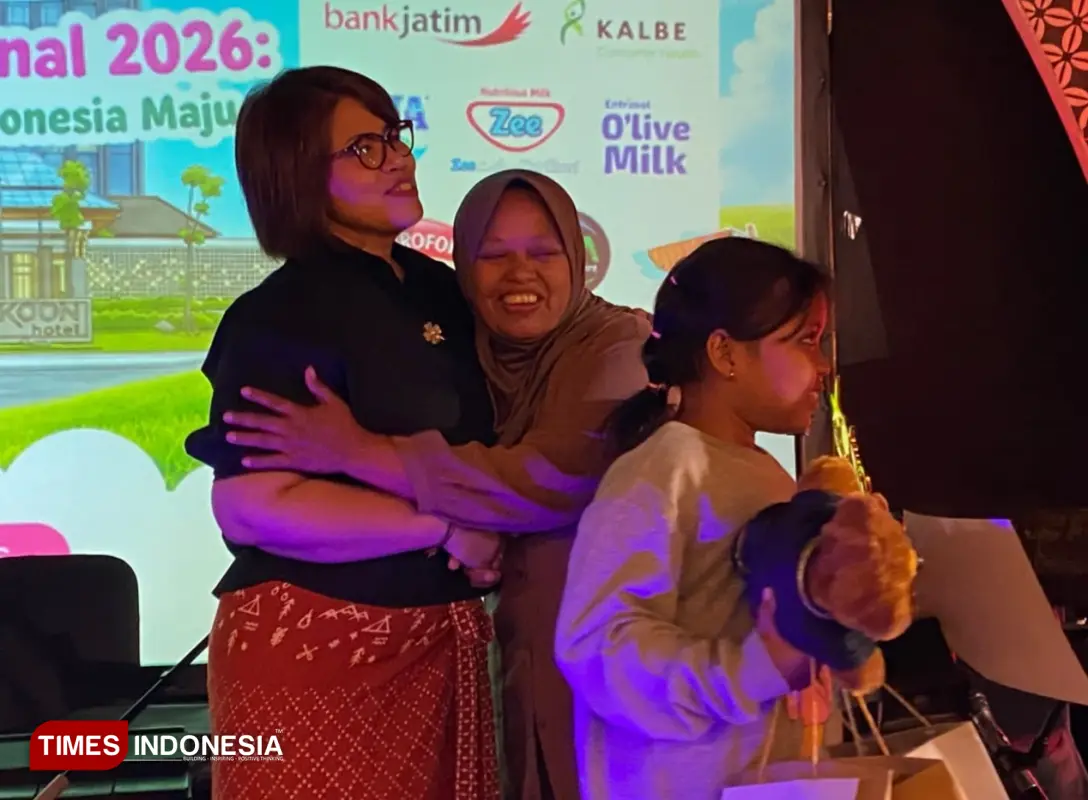 Siti Romlah, warga Desa Dadapan, terharu buah hati juara (Foto: Fazar Dimas/TIMES Indonesia).