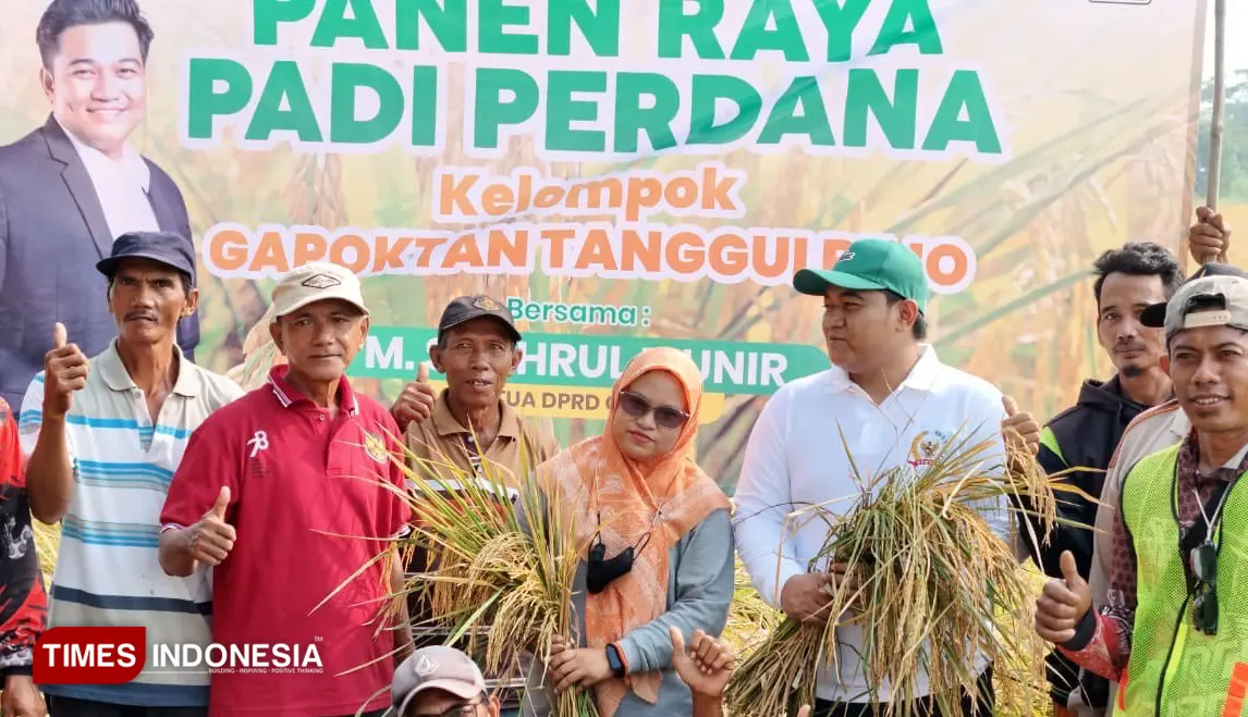 Panen padi perdana di Desa Tanggulrejo (Foto: Akmal/TIMES Indonesia)