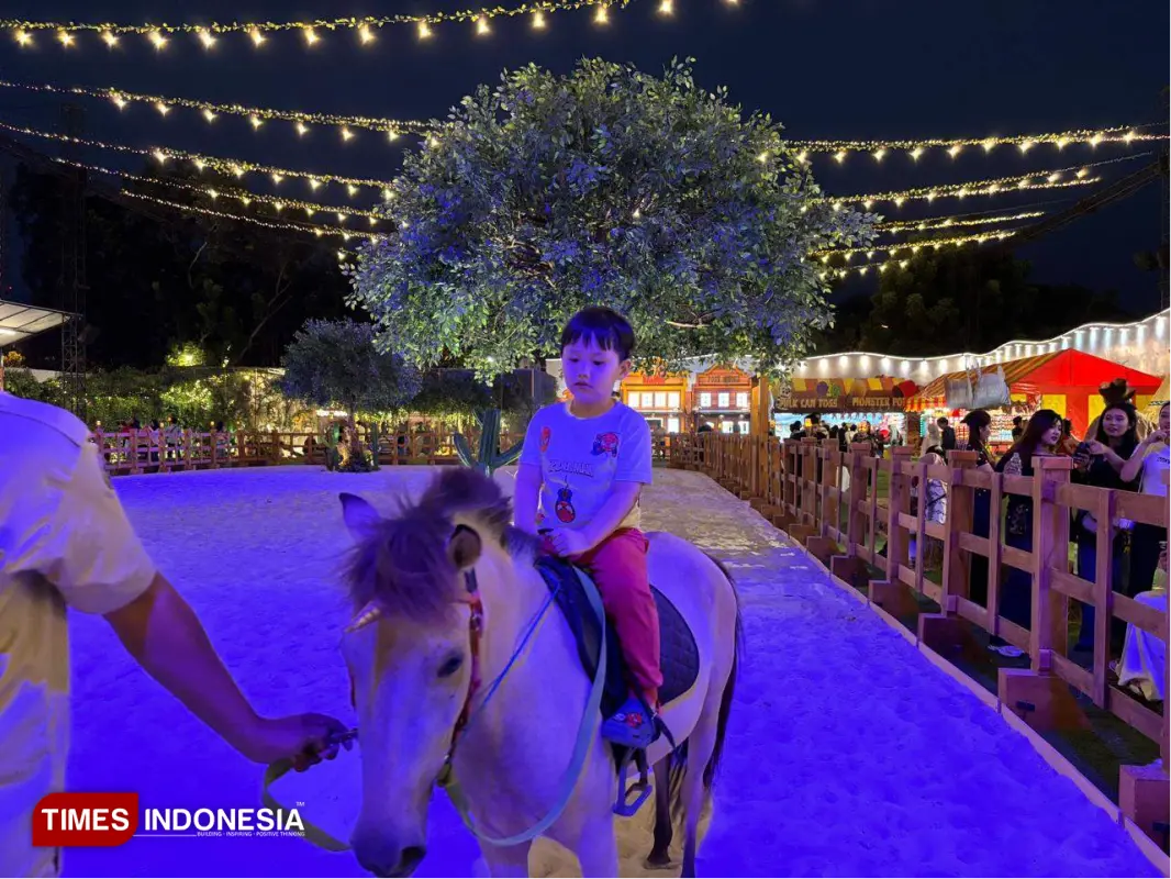 Seorang anak sedang mencoba horse riding di Funimal Texas Rodeo PCM. (FOTO: Siti Nur Faizah/TIMES Indonesia) Seorang anak sedang mencoba horse riding di Funimal Texas Rodeo PCM. (FOTO: Siti Nur Faizah/TIMES Indonesia)