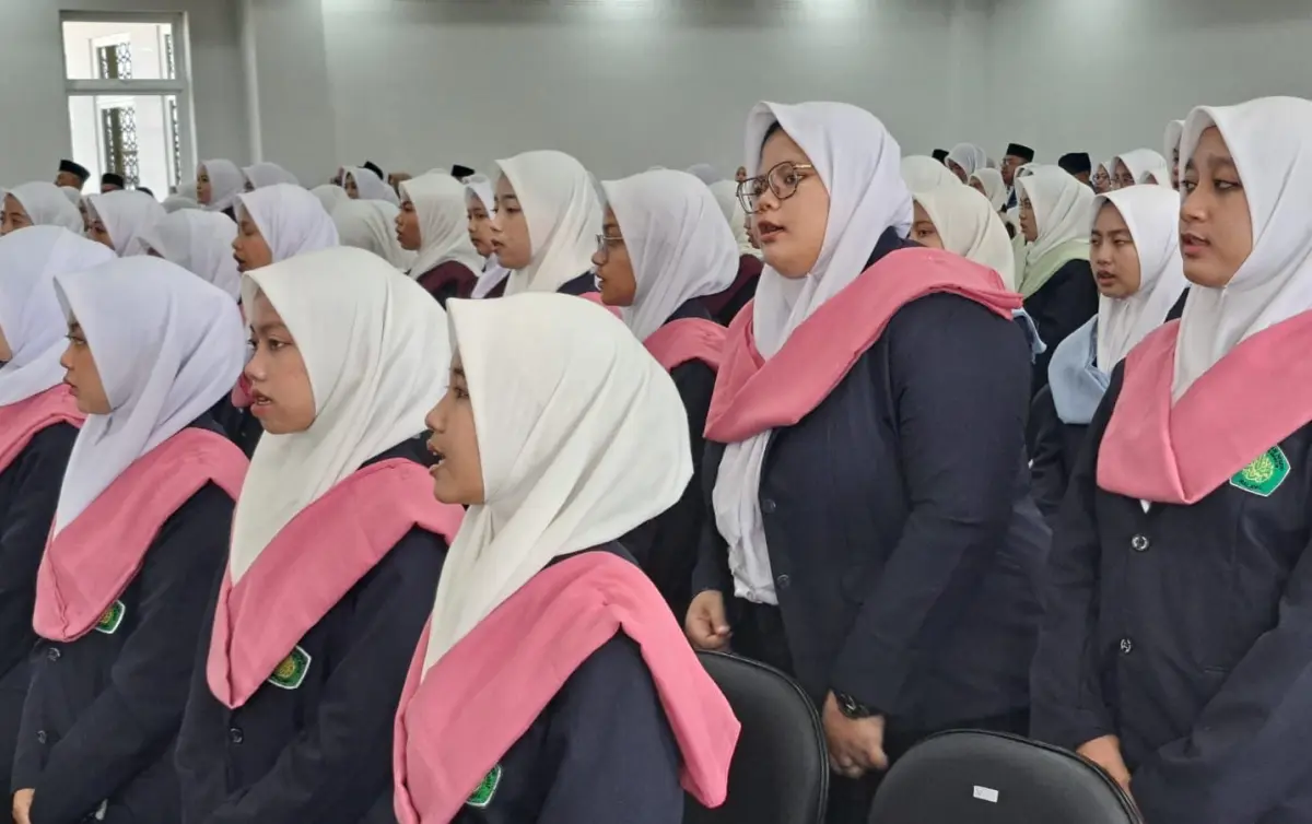 Para wisudawan perempuan Tahfidz UIN Malang. (FOTO: Humas UIN Malang for TI)