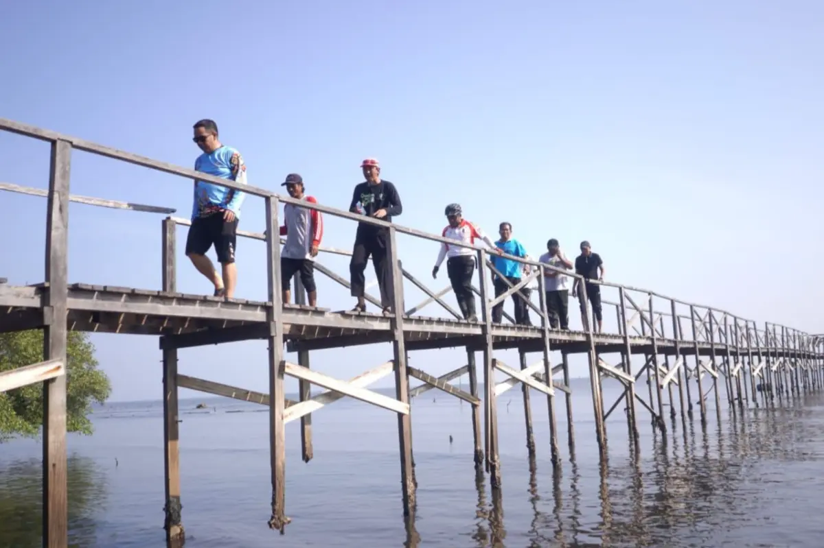 Jembatan kayu di pantai Permata Kota Probolinggo (Foto: Humas Pemkot Probolinggo For TIMES Indonesia)