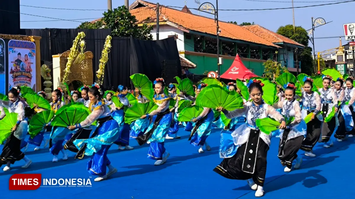 Tari Kipas Bayuangga, Disdikbud Kota Probolinggo. (Foto : Sri Hartini/ TIMES Indonesia)