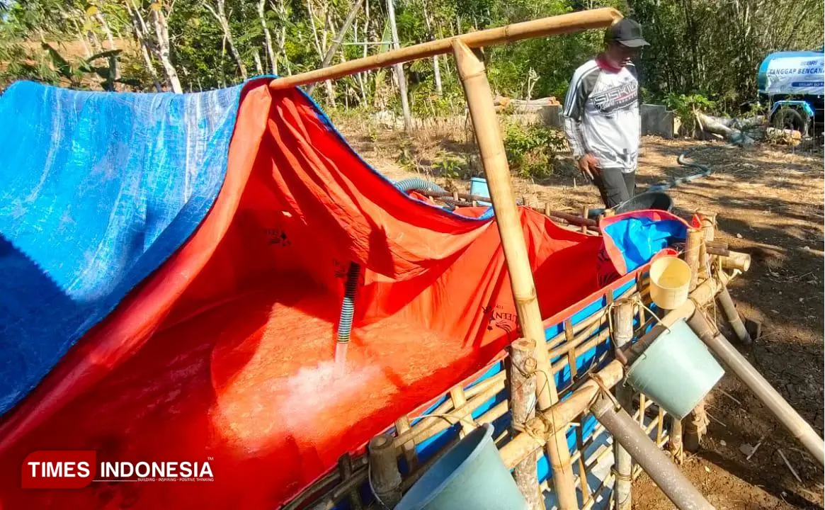 Ironi terpal penampungan air di Donorojo, Pacitan saat kemarau panjang. (Foto: Yusuf Arifai/TIMES Indonesia)
