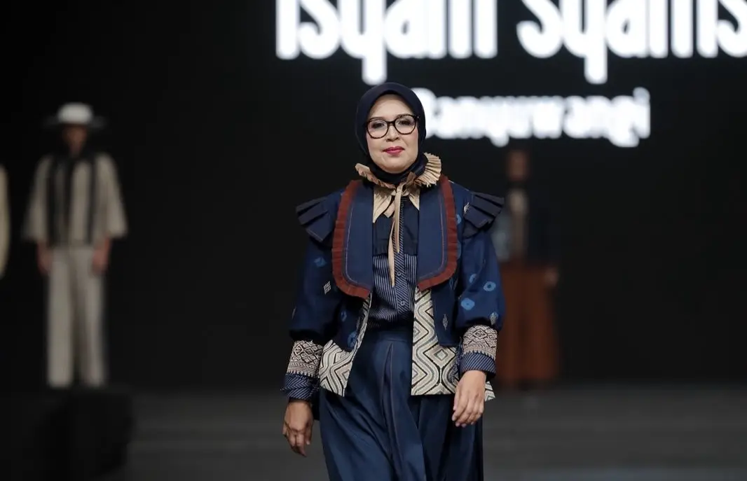 Desainer asal Banyuwangi, Isyam Syamsi, menampilkan karya terbaiknya ‘Bhumi Sagara’ dalam IN2MOTIONFEST X JMFW 2026