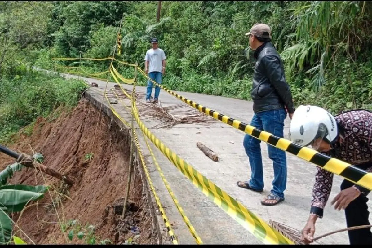 Hujan Deras Picu Longsor di Kabupaten Malang, Akses Jalan dan Rumah Warga Terdampak