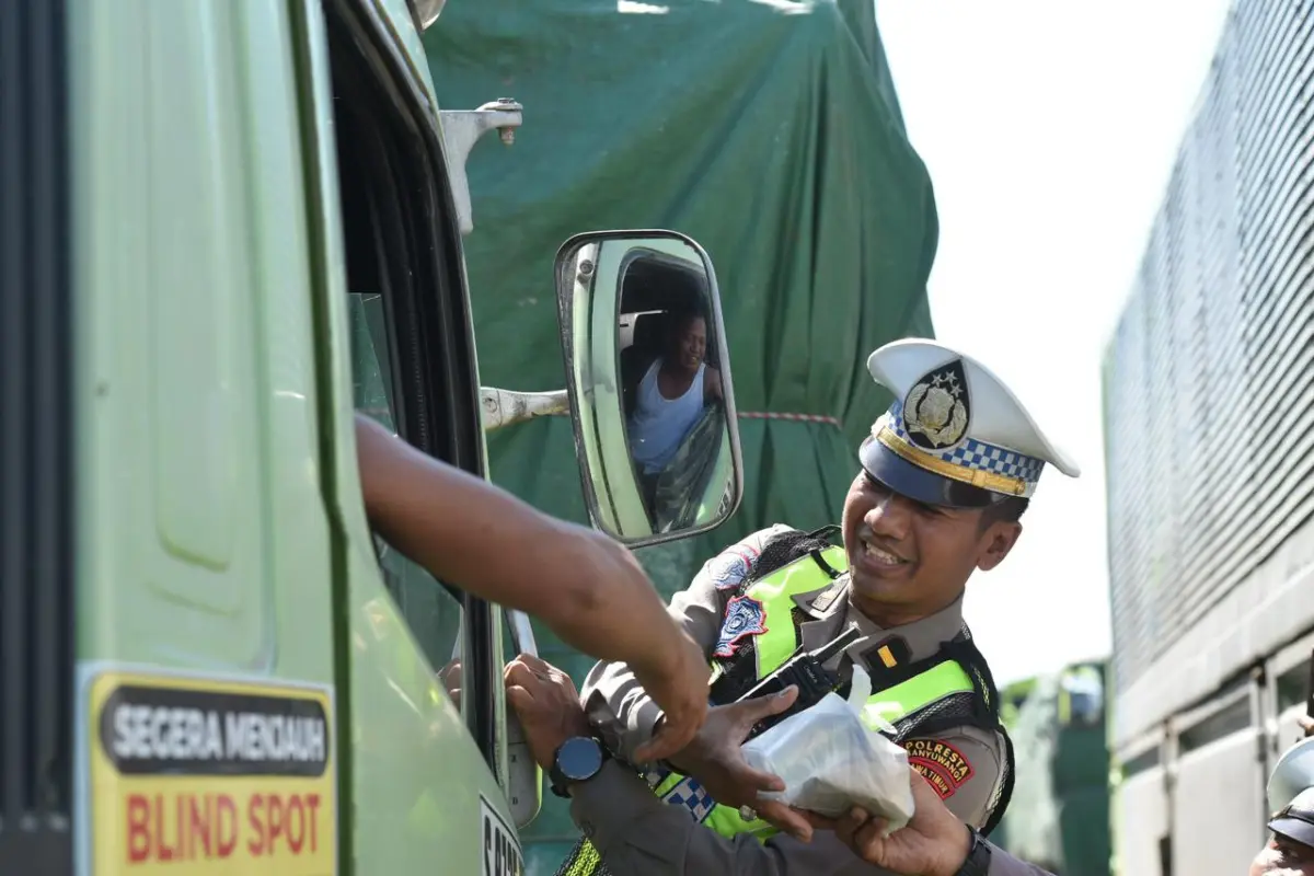 Pendekatan Humanis Polresta Banyuwangi Tuai Apresiasi Saat Urai Macet Arus Balik