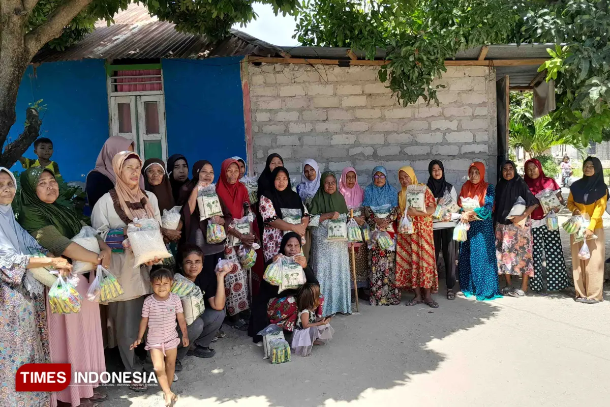 Dua Kelurahan di Kota Waingapu Dapat Bantuan Sembako dari Usman Husin
