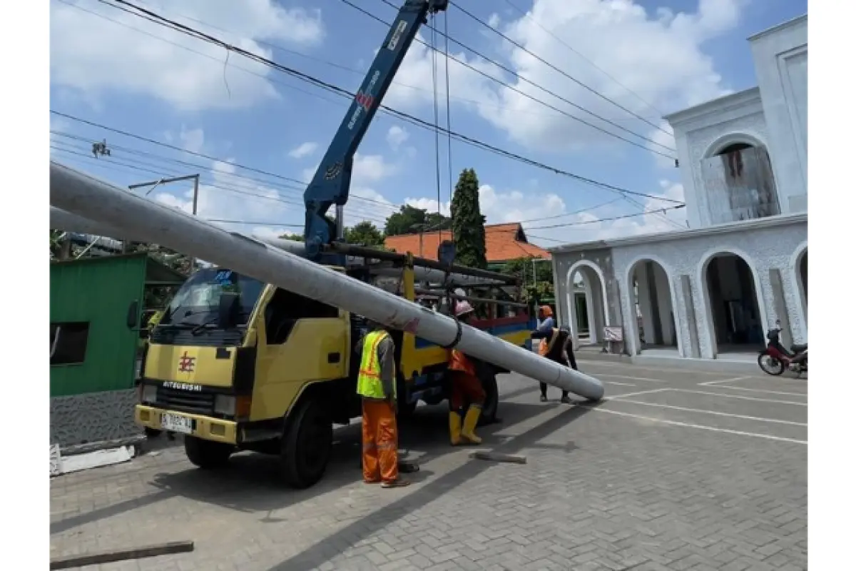 Viral di Medsos, PLN UP3 Gresik Fasilitasi Geser Trafo Masjid Banyubang Tanpa Biaya
