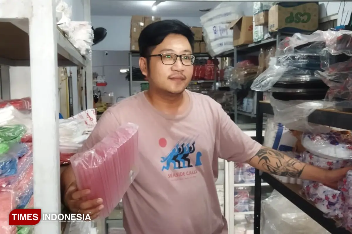 Lonjakan Harga Plastik hingga 70 Persen Bikin Toko Kemasan di Banyuwangi Kelimpungan