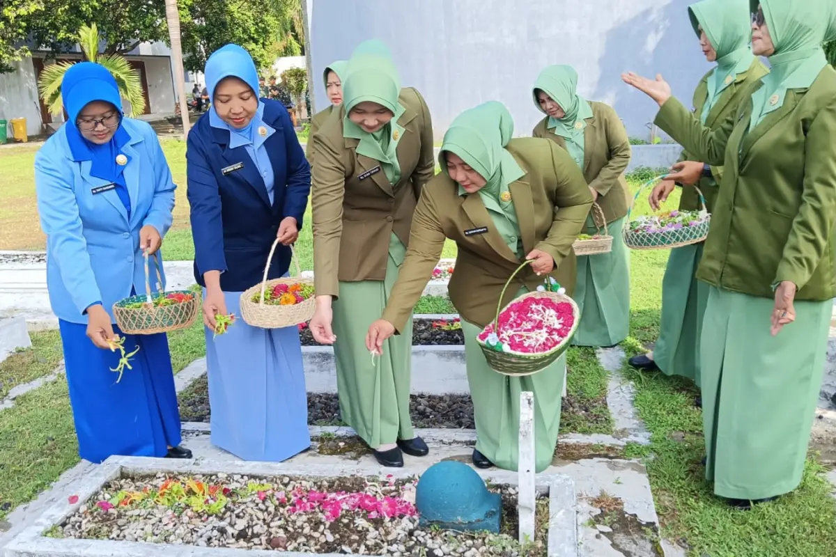 Peringati HUT ke-62 Dharma Wanita, Persit Kodim 0825 Banyuwangi Ziarah ke TMP Wisma Raga Satria