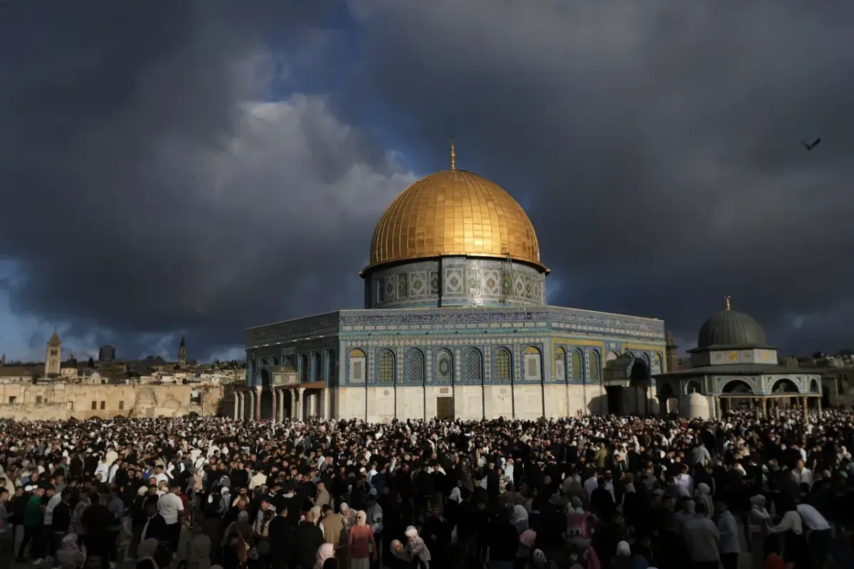 Masjid Al-Aqsa Dibuka Kembali Setelah 40 Hari Penutupan, Jemaah Palestina Padati Salat Subuh