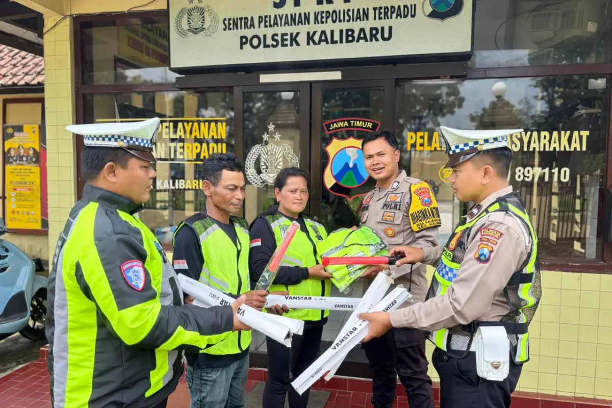 Amankan Jalan Longsor, Polresta Banyuwangi Beri Perlengkapan Safety bagi Relawan Jalur Gumitir