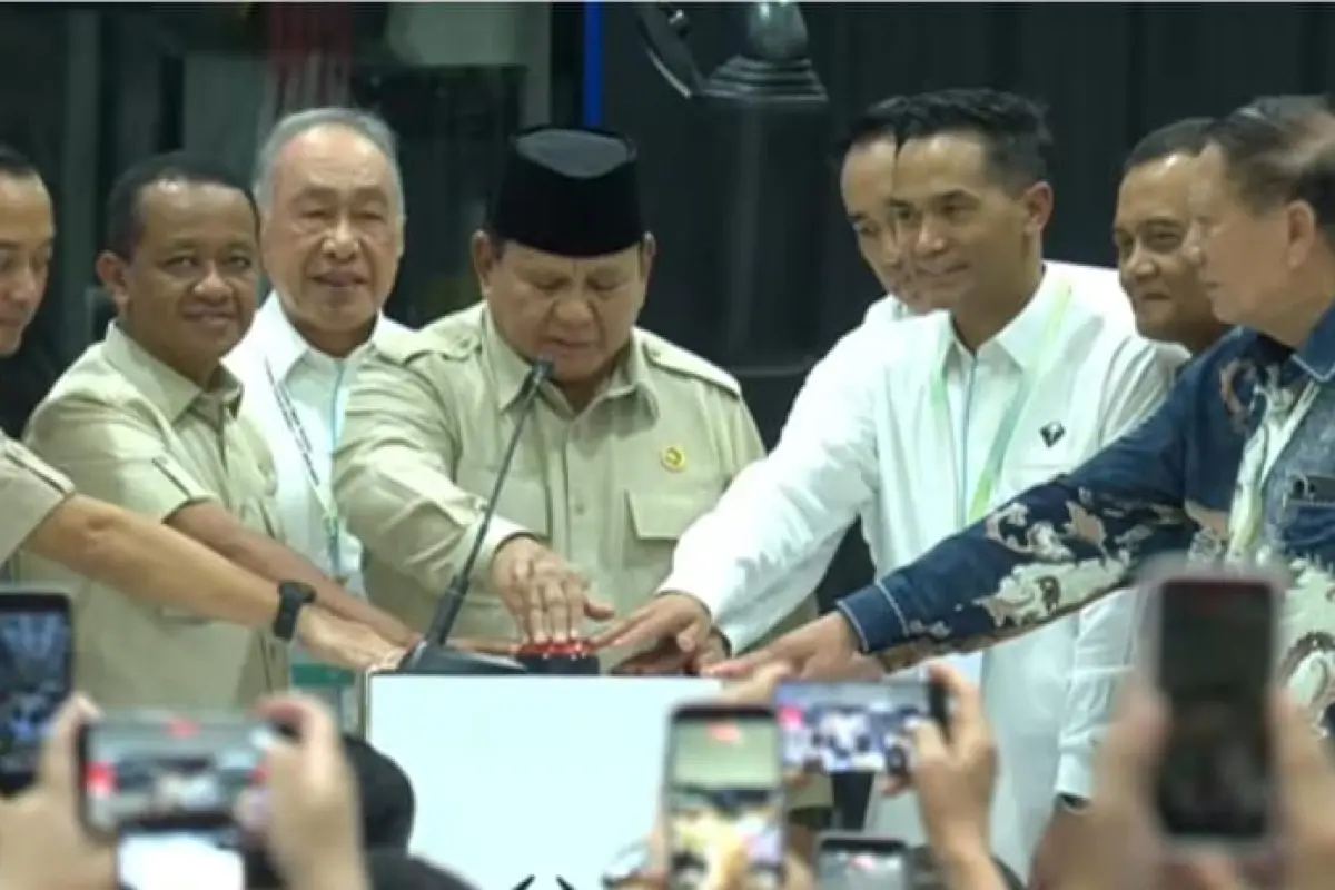 Presiden Prabowo Resmikan Pabrik Kendaraan Listrik VKTR di Magelang