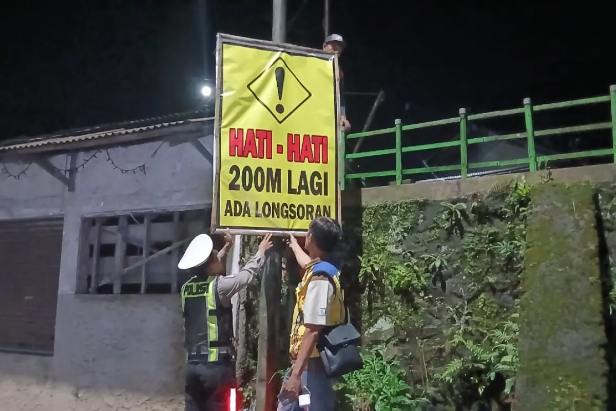 Polisi dan Relawan Amankan Jalan Amblas di Jalur Gumitir Banyuwangi