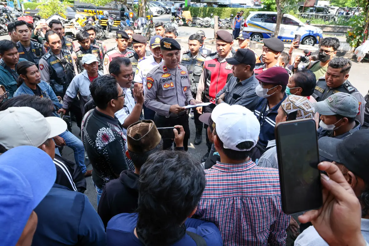 Penerapan Parkir Non-Tunai, Jukir Surabaya yang Tolak Aktivasi Rekening Siap-siap Diganti