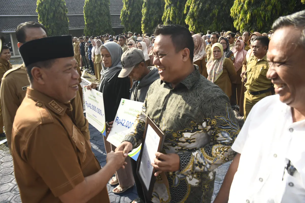 Dorong Daya Saing Industri Genteng, Bupati Majalengka Serahkan Sertifikat SNI