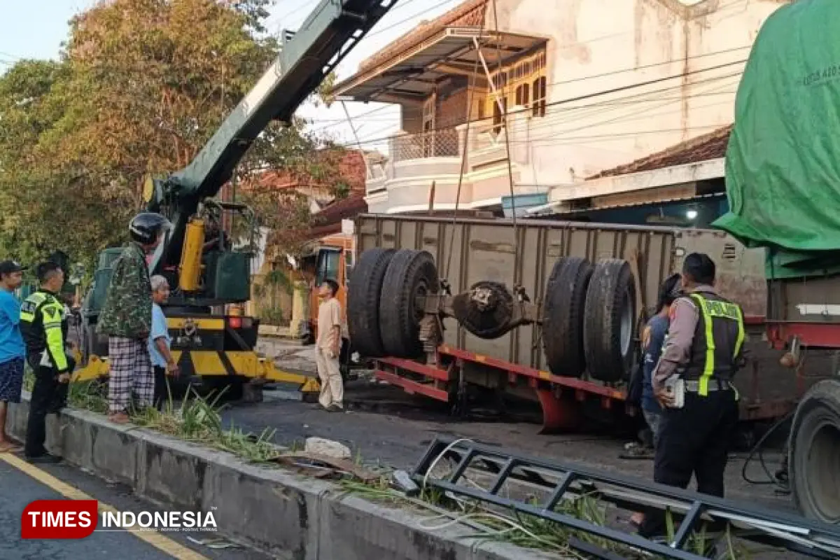 Diduga Menghindari Bocah, Truk Gandeng Tabrak Pembatas Jalan di Banyuwangi