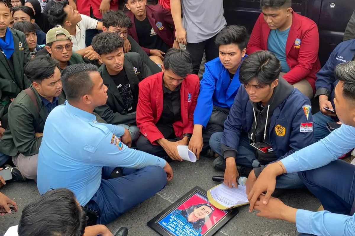 Ratusan Mahasiswa BEM Nusantara Jatim Geruduk DPRD Jatim