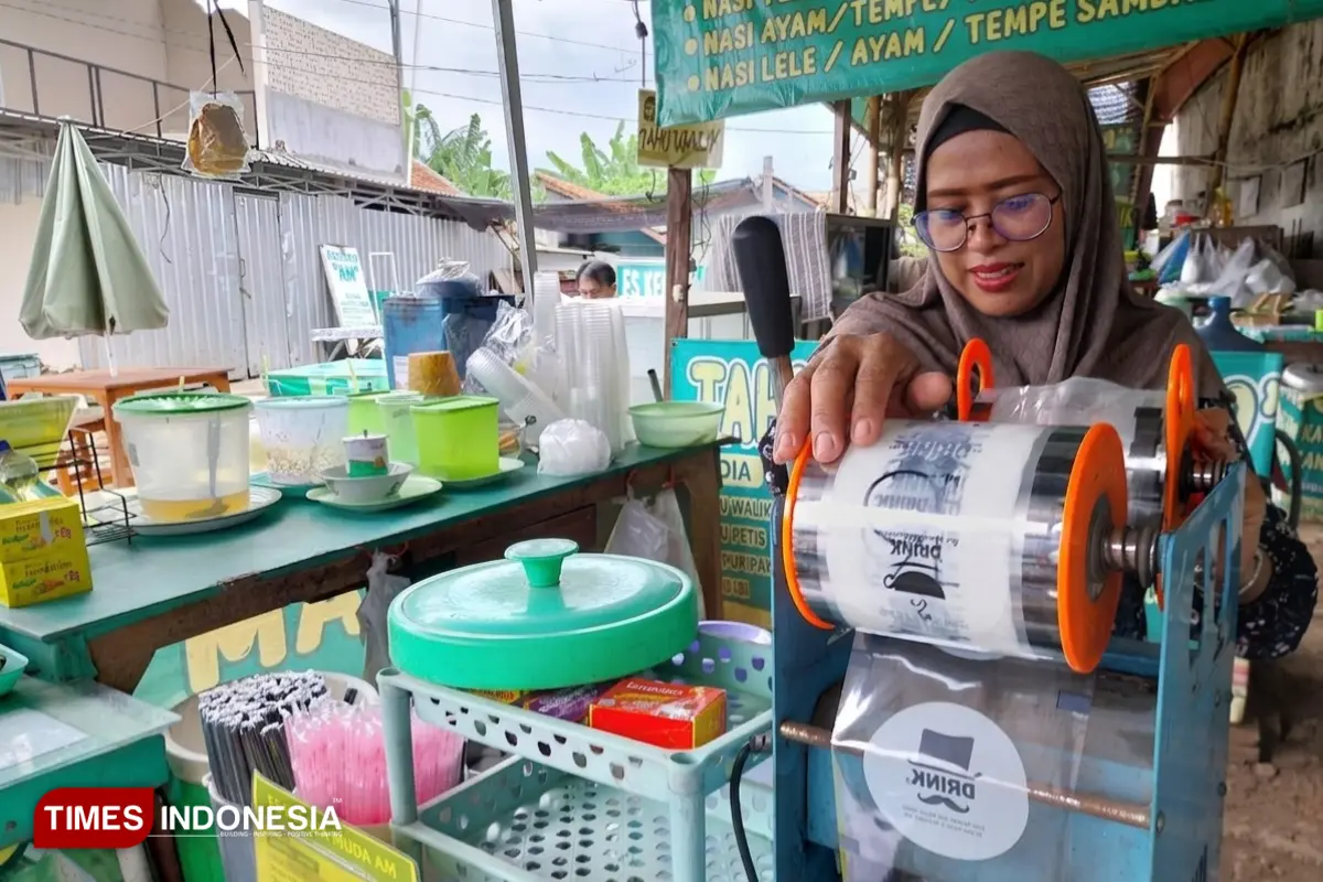 Harga Gelas Plastik Meroket, Pedagang Es Banyuwangi Dilema Naikkan Harga