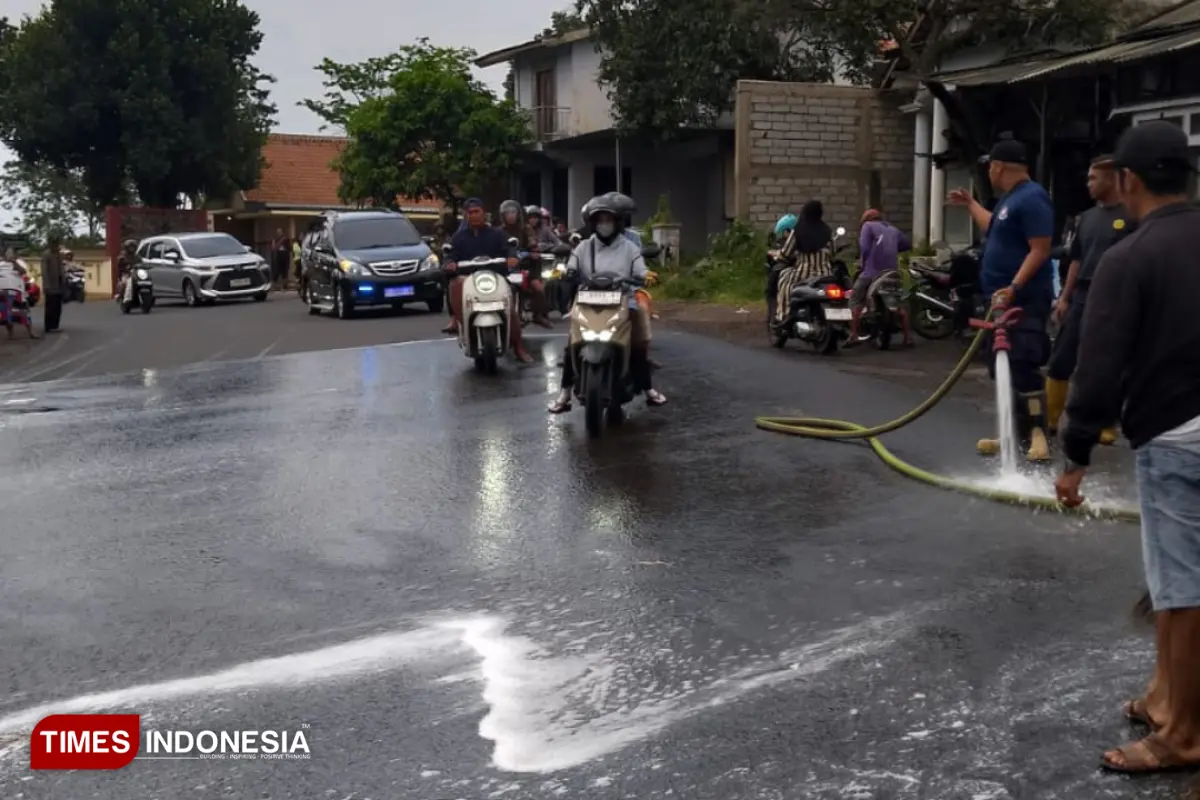 Pengendara Jatuh Akibat Tumpahan Solar, Damkar Bondowoso Bersihkan Aspal Pakai Sabun