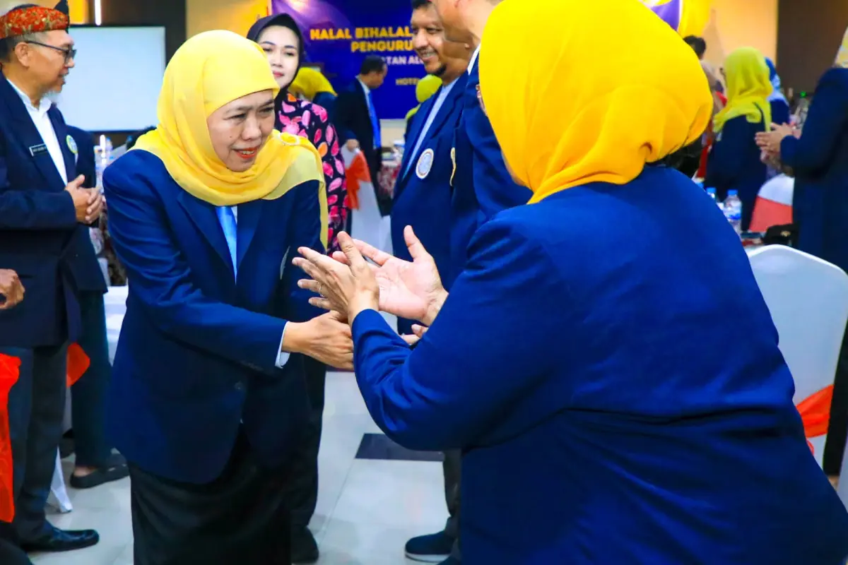 Lantik Pengurus IKA UNAIR Jateng, Khofifah Tekankan Pemerataan Layanan Kesehatan Berkualitas