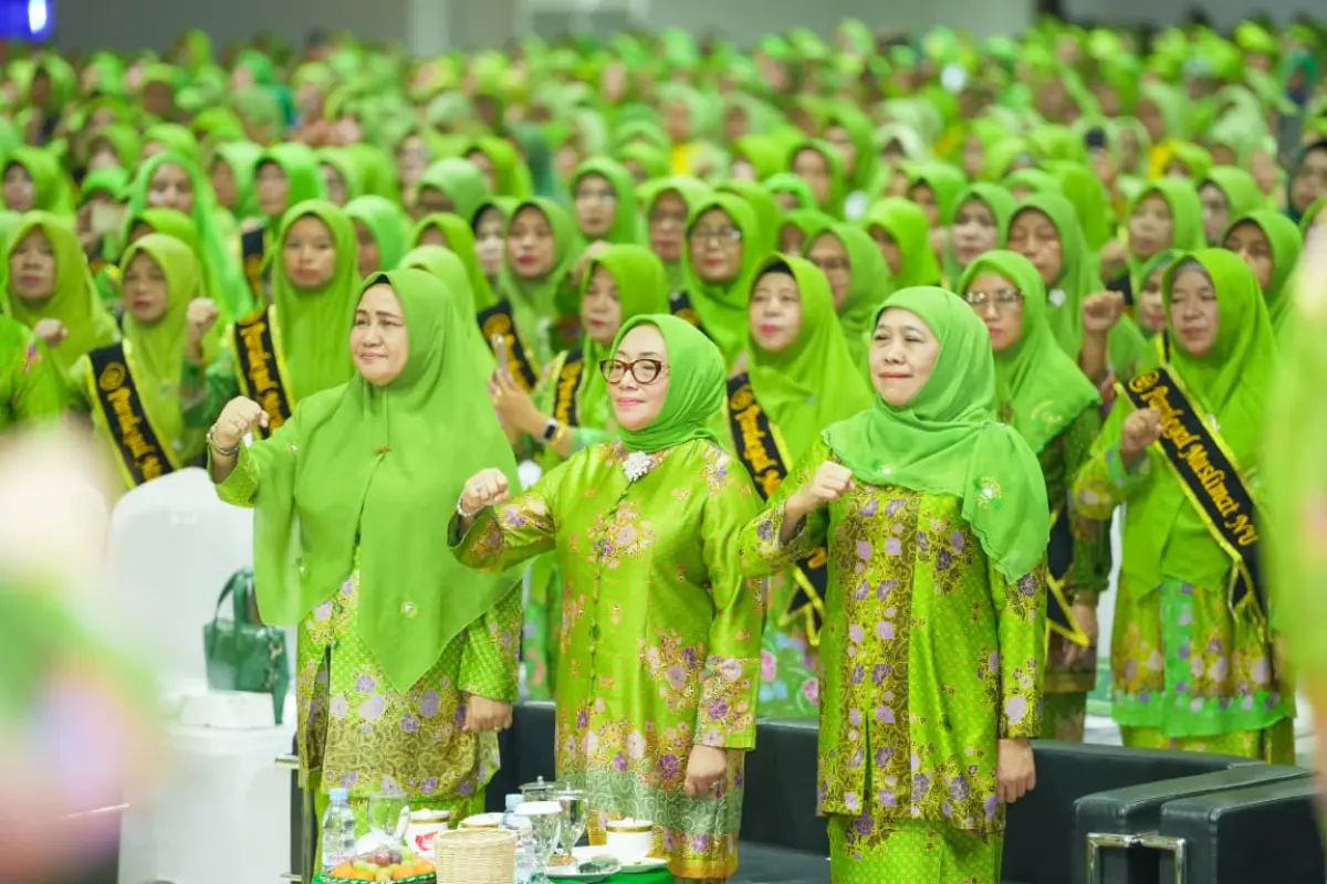 Momentum HUT ke-80 Muslimat NU, Khofifah Kukuhkan 400 Paralegal MNU Jateng
