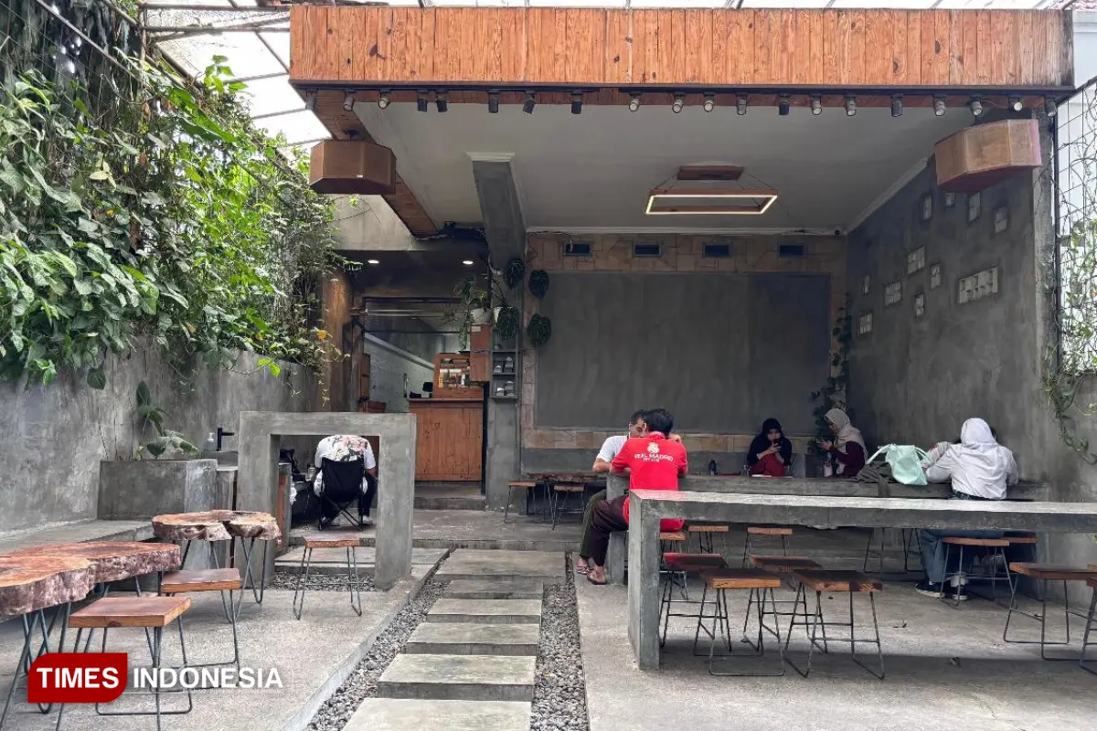 Suasana area duduk semi-terbuka