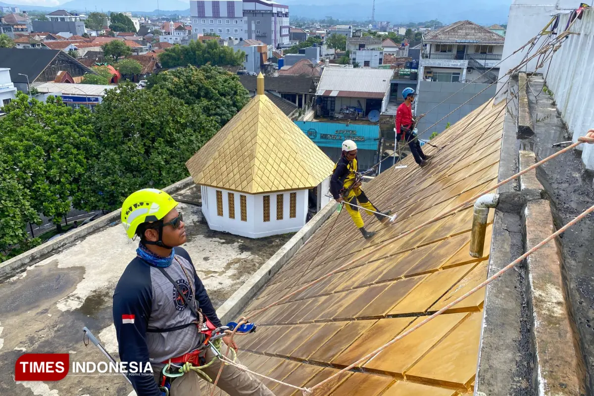 Tasik Caving Community Aksi Clean Up Vertical Masjid Agung Tasikmalaya