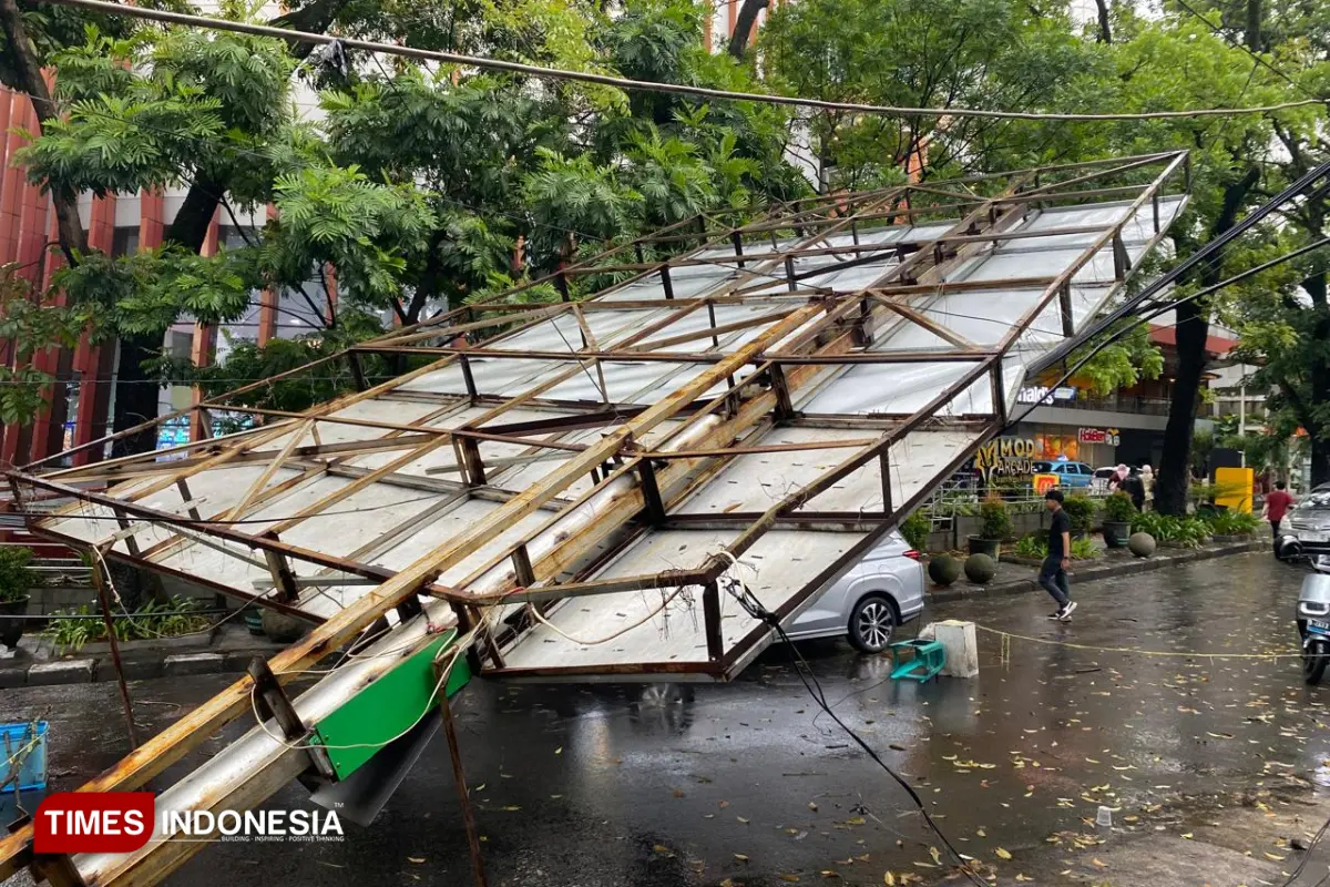 Reklame Ilegal di Kota Bandung Roboh Imbas Hujan Deras, Warga Dorong Upaya Penertiban