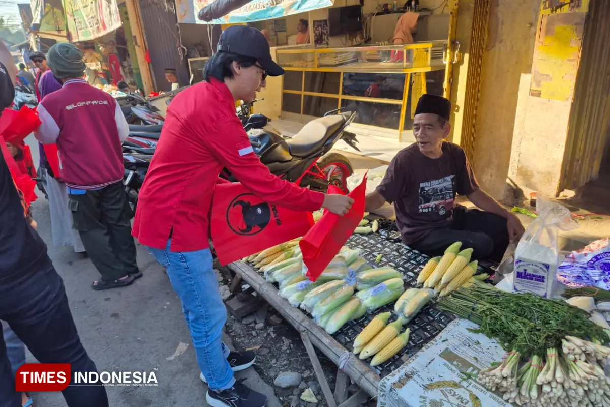 PDIP Jember Bagikan 1.000 Tas Belanja Ramah Lingkungan, Dorong Regulasi Pengurangan Plastik
