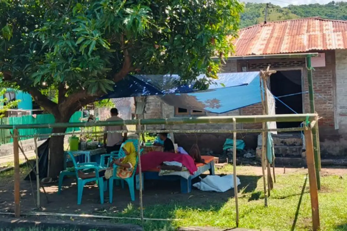 Trauma Gempa Susulan, Warga Adonara Flores Timur Pilih Tidur di Tenda