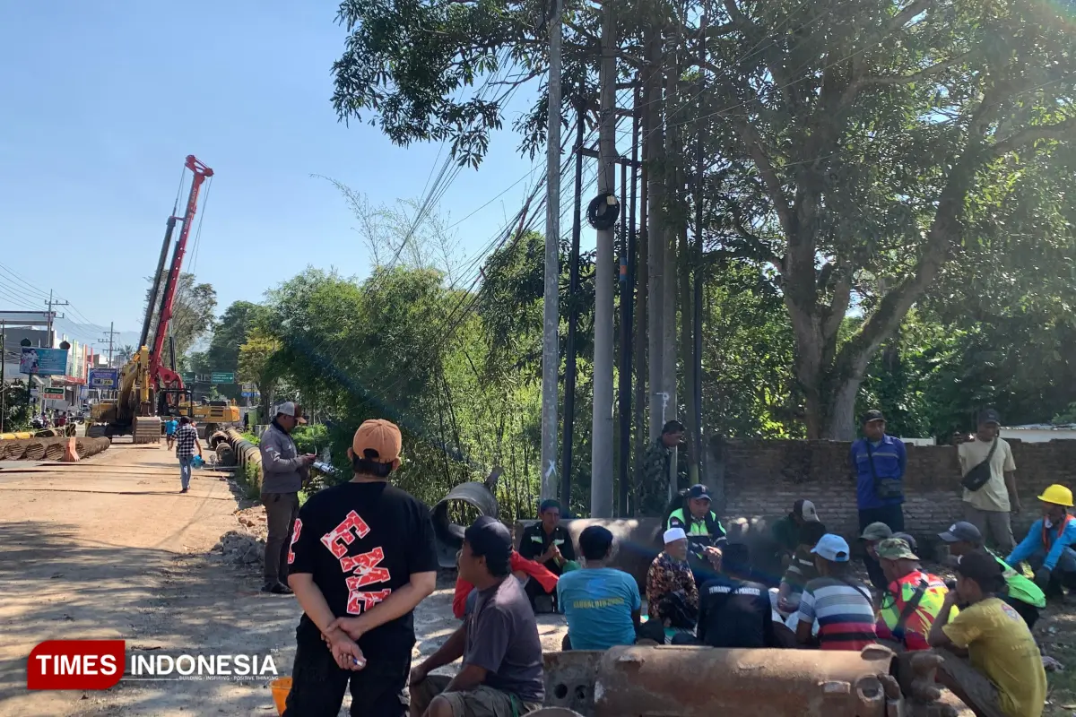 Warga Ritual Slametan Sebelum Pembangunan Jembatan Sentong Bondowoso