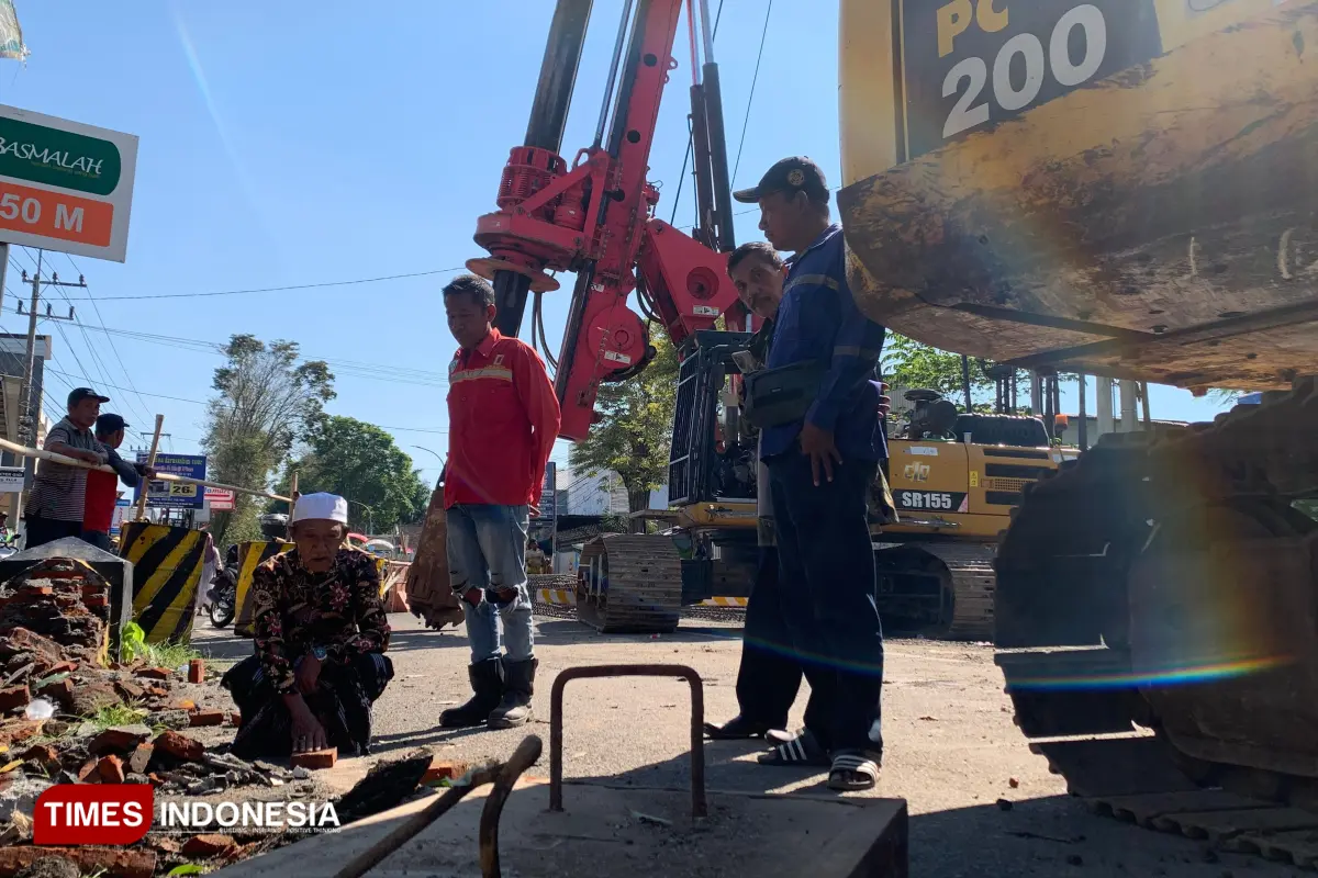 Pengerjaan Jembatan Sentong Bondowoso Dimulai, Pejalan Kaki Masih Bisa Melintas