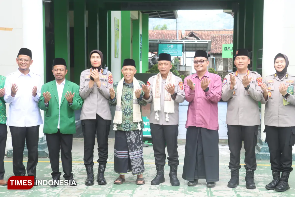 Kapolda Jabar Hadiahkan Tiket Umrah untuk Empat Pengurus PUI Darul Ulum Majalengka