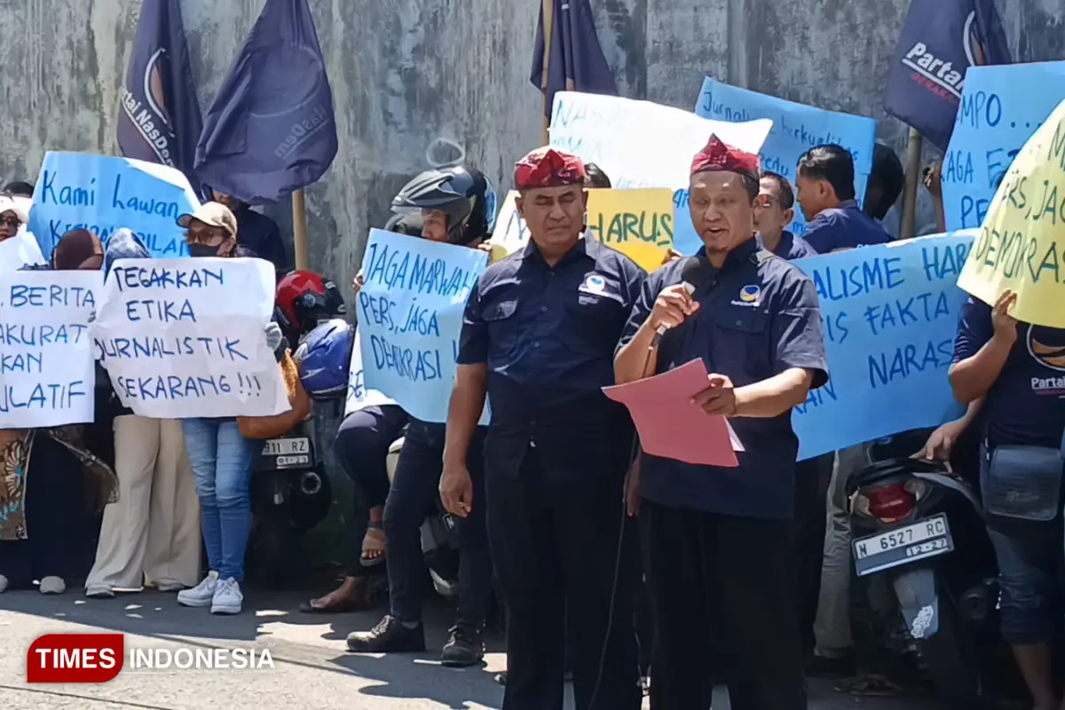 Puluhan Simpatisan NasDem Probolinggo Kepung Kantor DPD, Desak Tempo Minta Maaf ke Surya Paloh