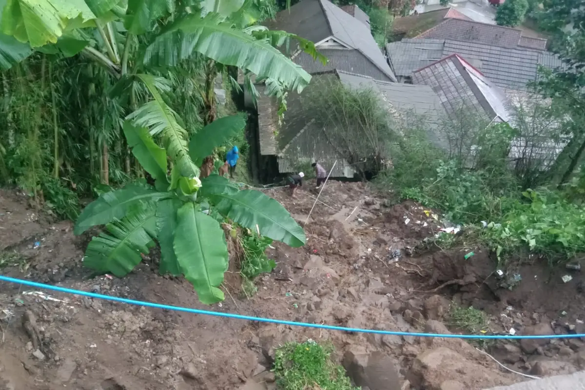 Tembok Rumah Jebol Akibat Longsor, Satu Keluarga  di Cipanas Cianjur Mengungsi