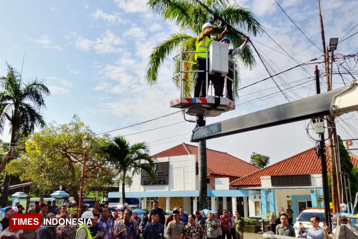 Tertibkan Kabel Semrawut, Bupati Majalengka Memulai Penataan Kota Lebih Aman dan Modern
