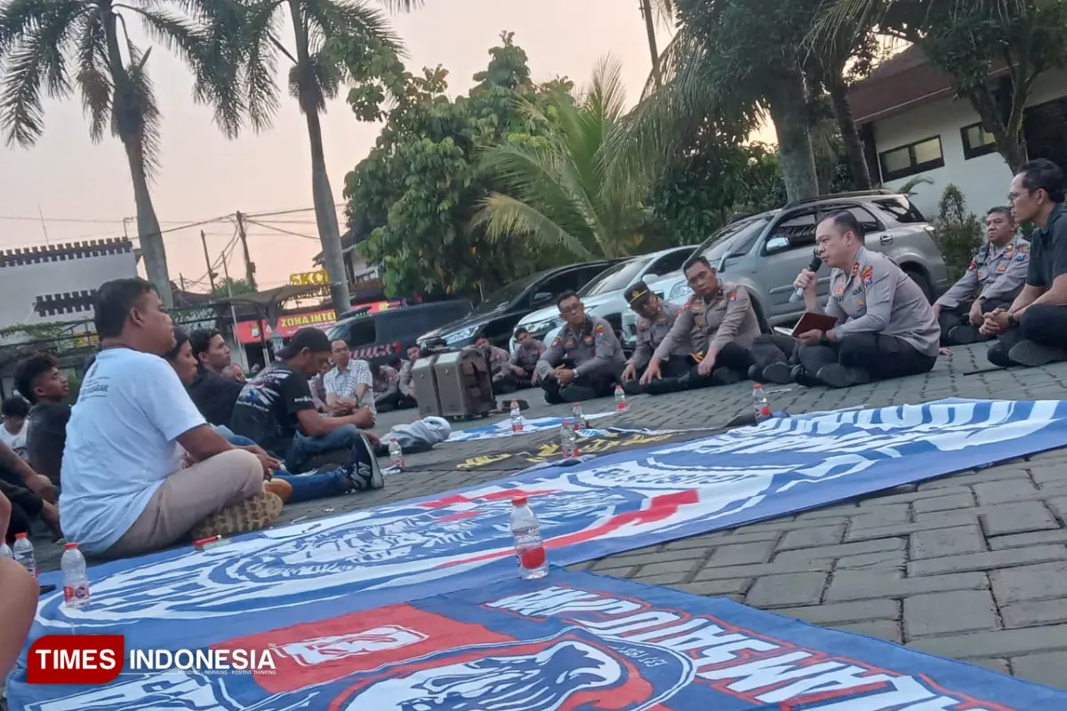 Ratusan Aremania Klarifikasi Kepastian Izin Laga Arema vs Persebaya di Malang