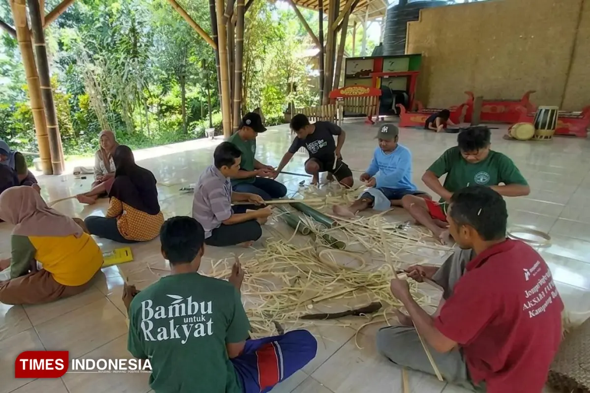 Warga Papring mengerjakan pesanan besek