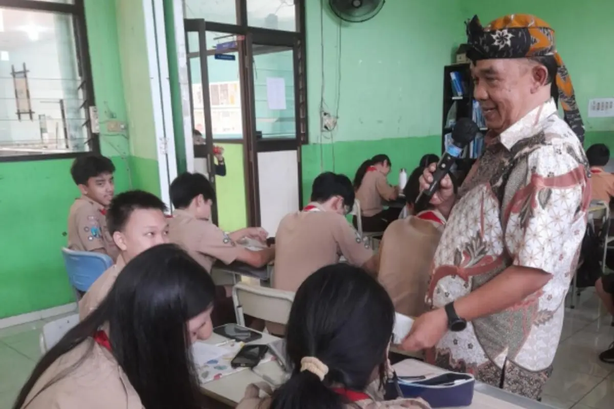 Dosen UKWK Ikut Bentuk Karakter Siswa Lewat Latihan  Cipta Puisi di SMP Bina Budi Mulia