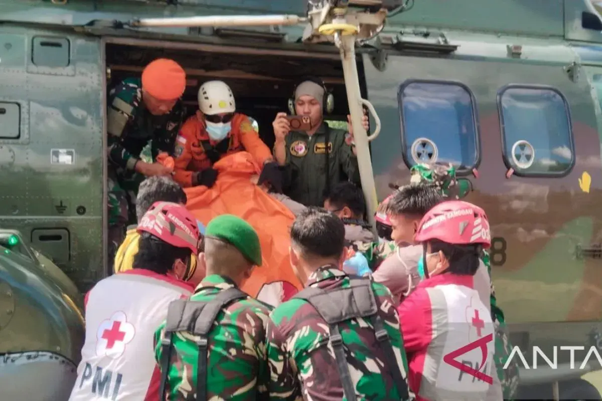 TNI AU Evakuasi 8 Korban Jatuhnya Helikopter PK-CFX di Sekadau