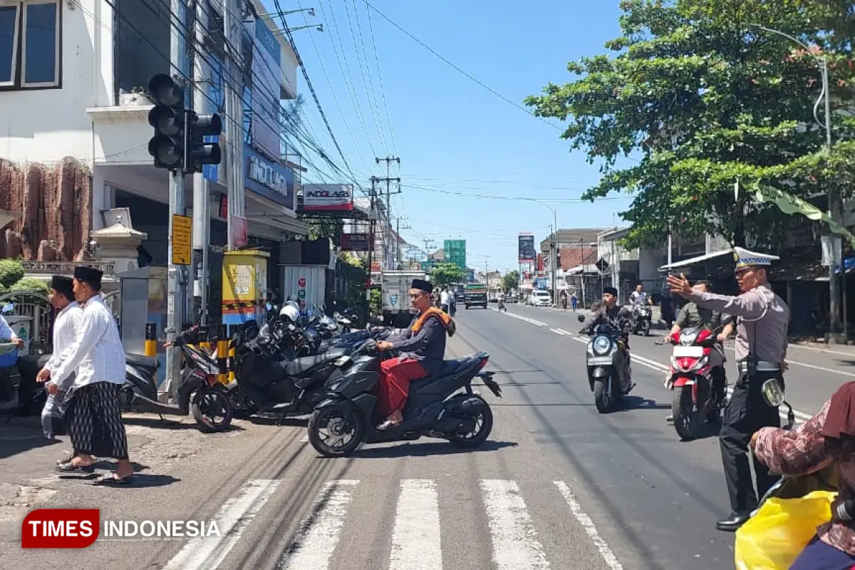 Sholat Jumat di Masjid Baiturrahman Genteng Banyuwangi Makin Nyaman di Berkat Pengamanan Polisi