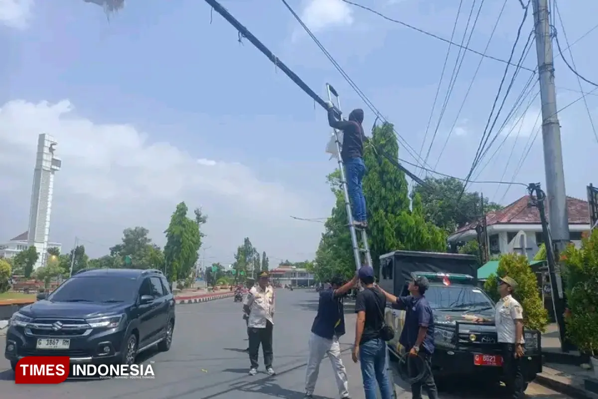 membersikan bentangan kabel Internet 3