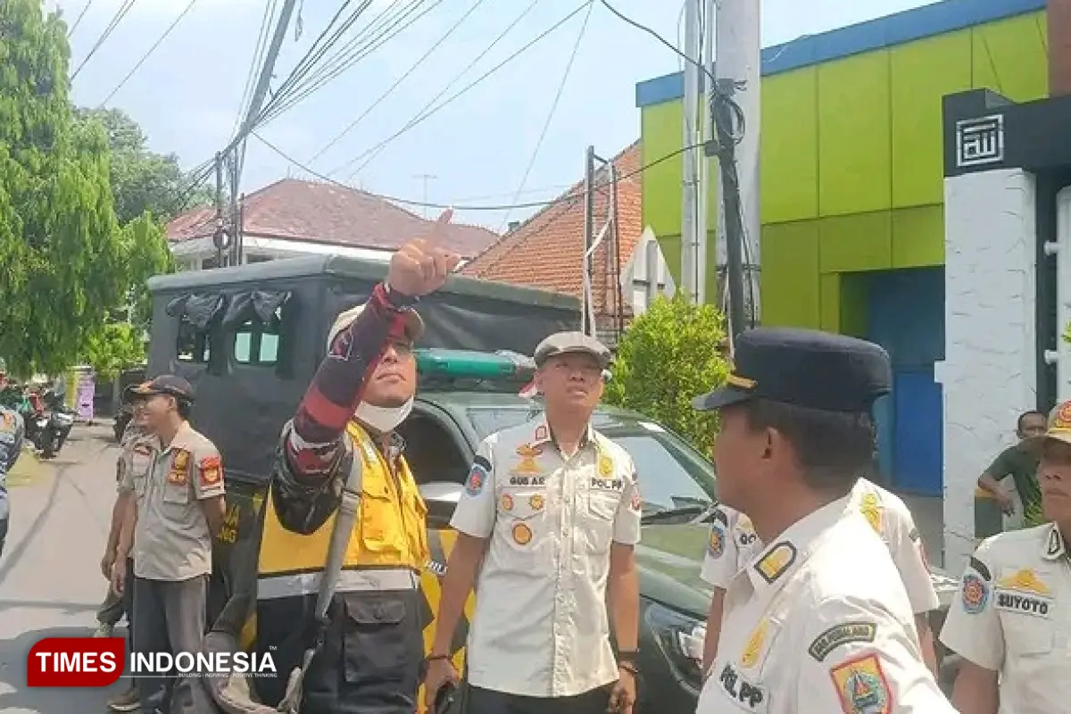 Bahaya Membayangi Warga Pemalang di Bawah Bentangan Kabel WiFi Semrawut
