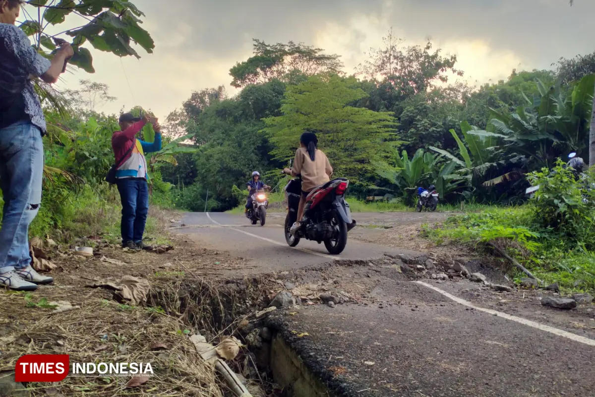 Jalan Penghubung Antardusun di Desa Sukamukti Banjar Amblas, Warga Minta Penanganan Permanen